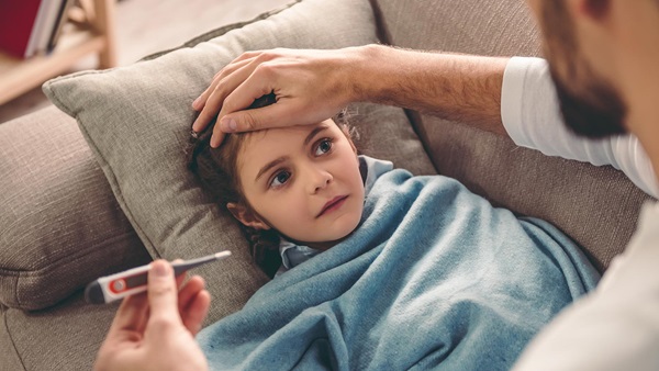 Niño fiebre